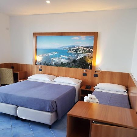 Hotel Residence La Darsena Agropoli Buitenkant foto